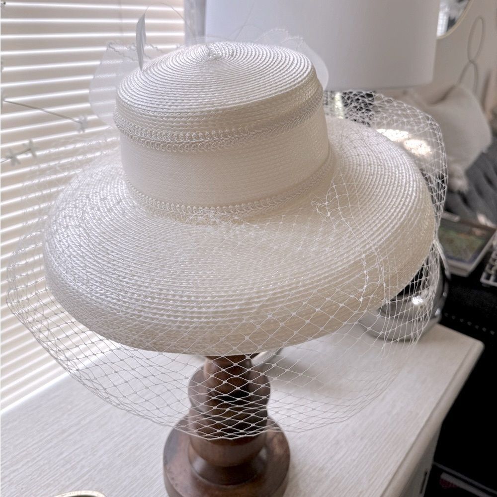 Elegant Cream Women's Hat with Veil